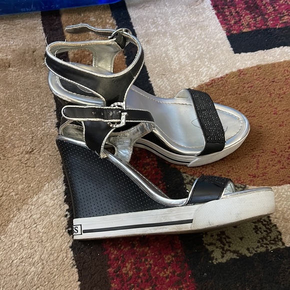 Guess - Picture 2 of 3